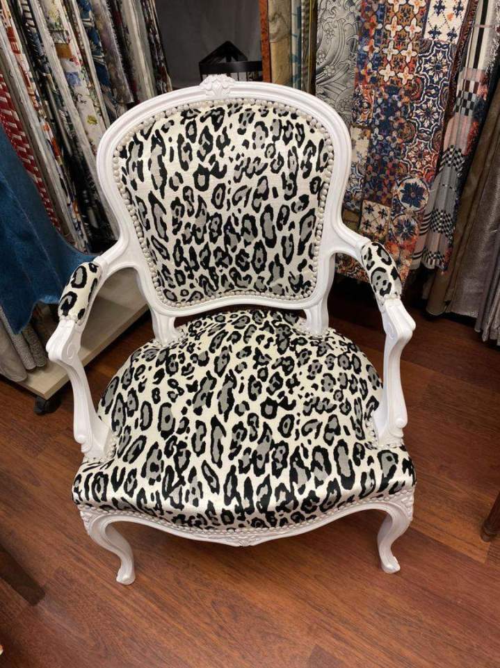 Pose de tissu d'ameublement haut de gamme sur fauteuil Montpellier